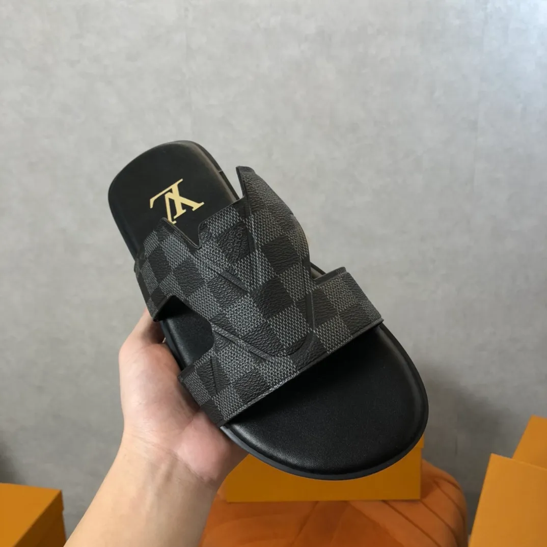 Factory price: 270💰LV counters are selling new brand luxury men's slippers, casual, loose and comfortable. The must-have model in the picture above [Happy][Happy], multiple colors available Size: 38-44, customized 45